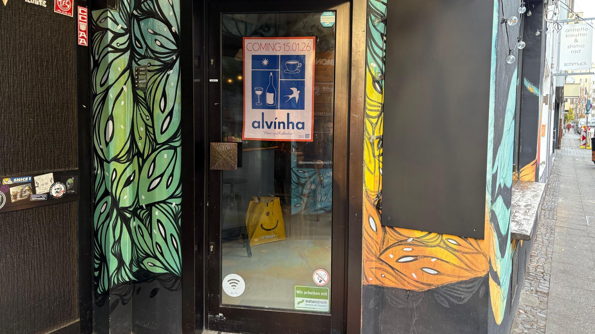 Die Tür zur Alvinha Kaffeebar in der Südstadt in Köln.