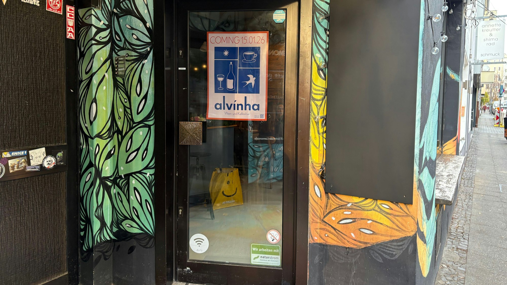 Die Tür zur Alvinha Kaffeebar in der Südstadt in Köln.