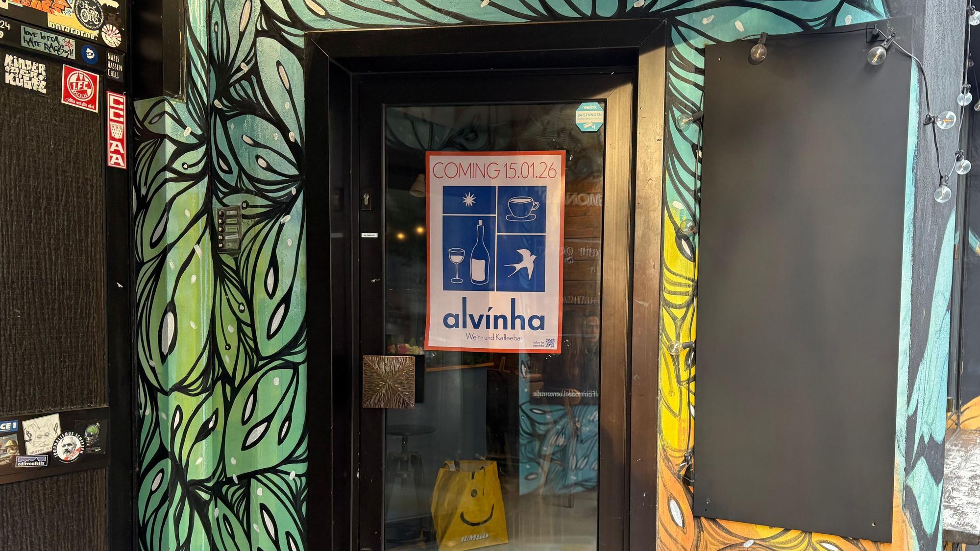 Ein Plakat kündigt die Eröffnung der Alvinha Wein- und Kaffeebar an.