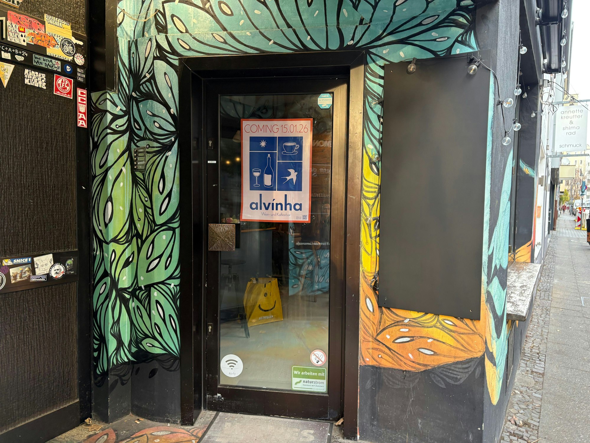 Ein Schild am Fenster kündigt an: Die Alvinha Wein- und Kaffeebar kommt in die Südstadt.