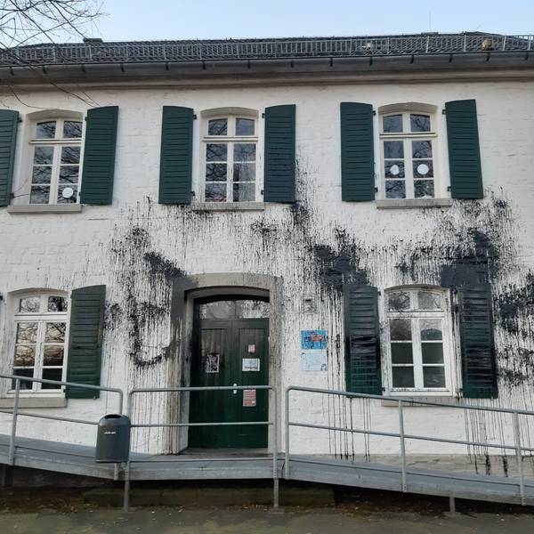 Unbekannte haben das Haus des Jugendzentrums Much mit schwarzer Farbe beschmiert.