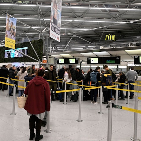 Passagiere checken am Flughafen Köln/Bonn ein (Archivbild): Die Polizei erwischte Diebe in einem Duty-Free-Shop.