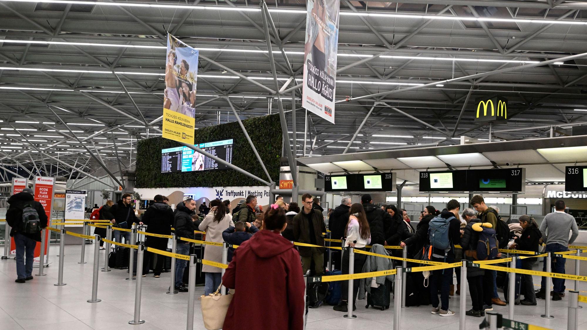 Passagiere checken am Flughafen Köln/Bonn ein (Archivbild): Die Polizei erwischte Diebe in einem Duty-Free-Shop.