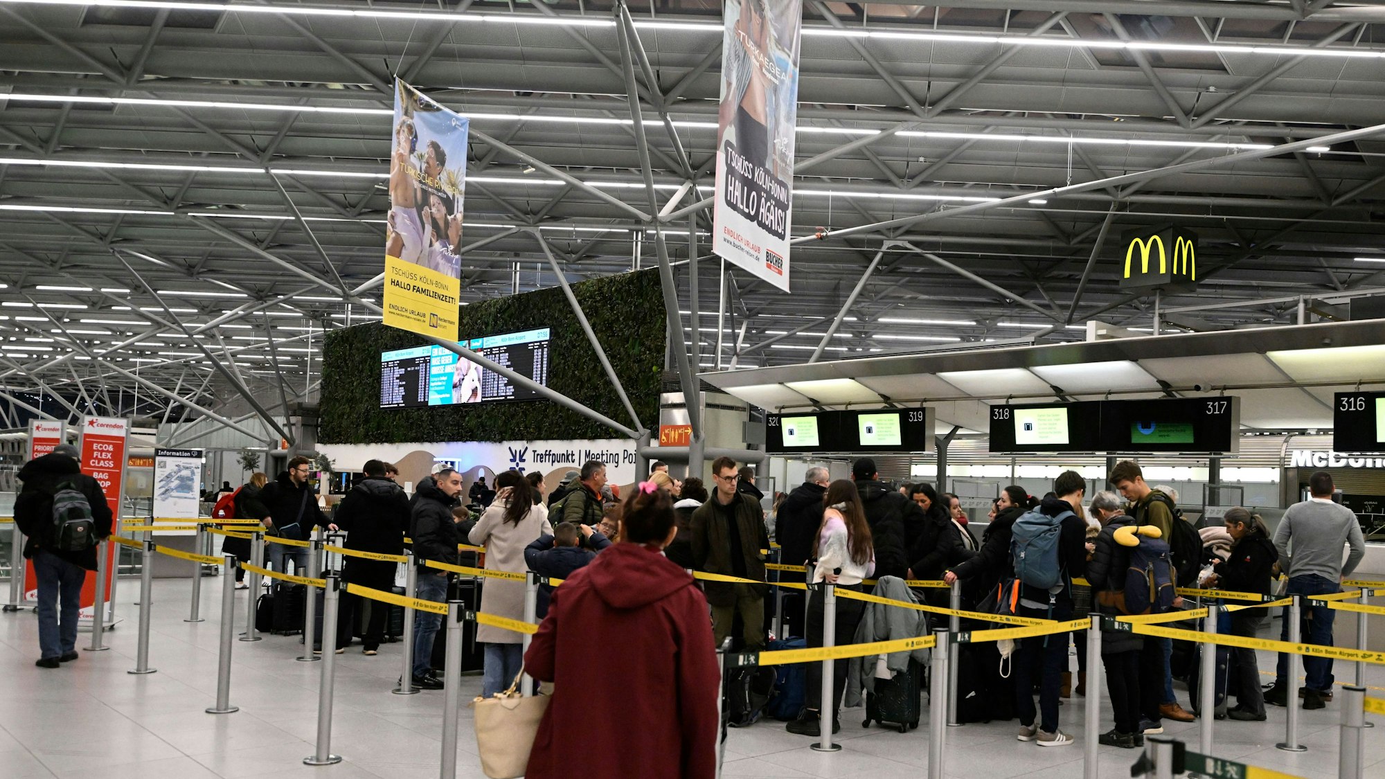 Passagiere checken am Flughafen Köln/Bonn ein (Archivbild): Die Polizei erwischte Diebe in einem Duty-Free-Shop.