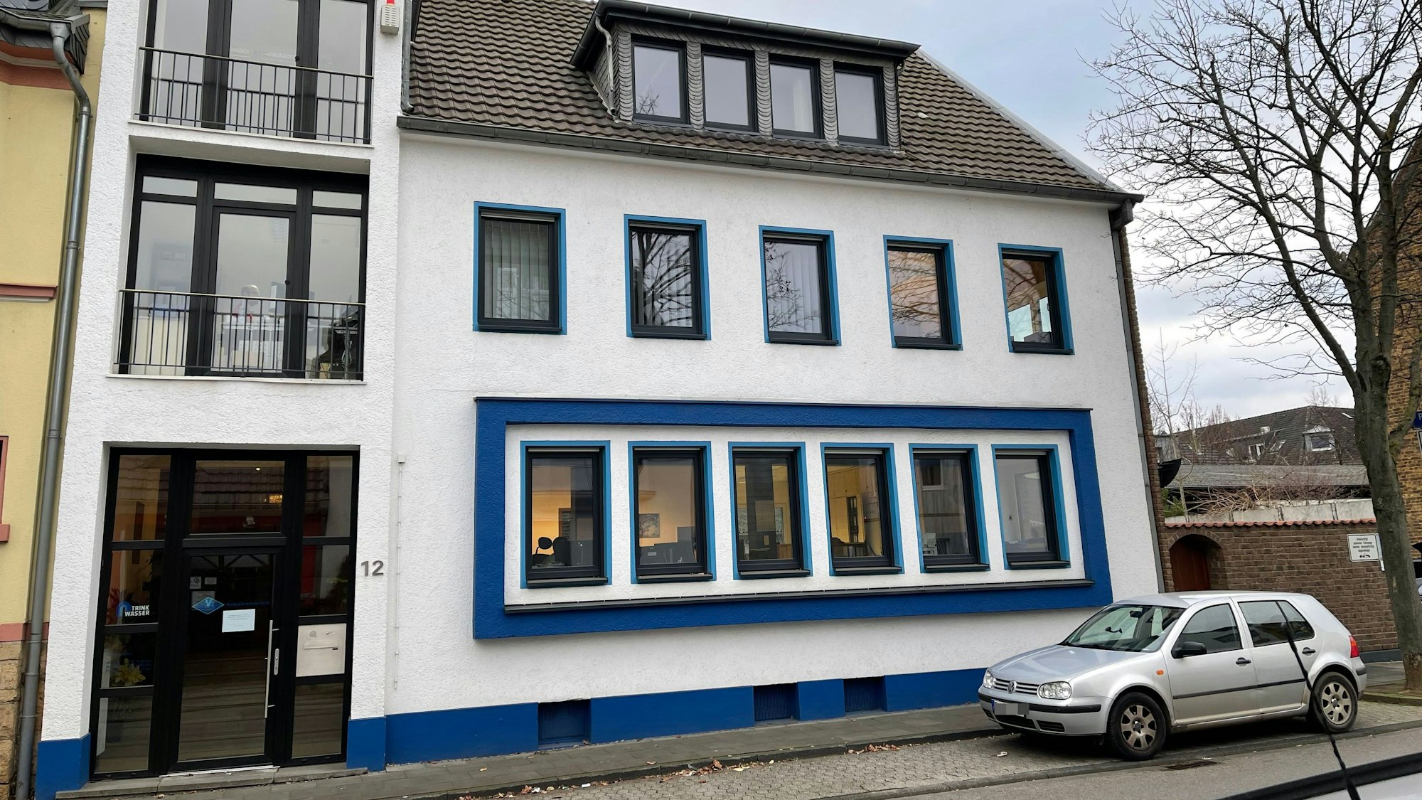 Die Front der Verwaltungszentrale des Verbandswasserwerks hat mehrere Fenster.