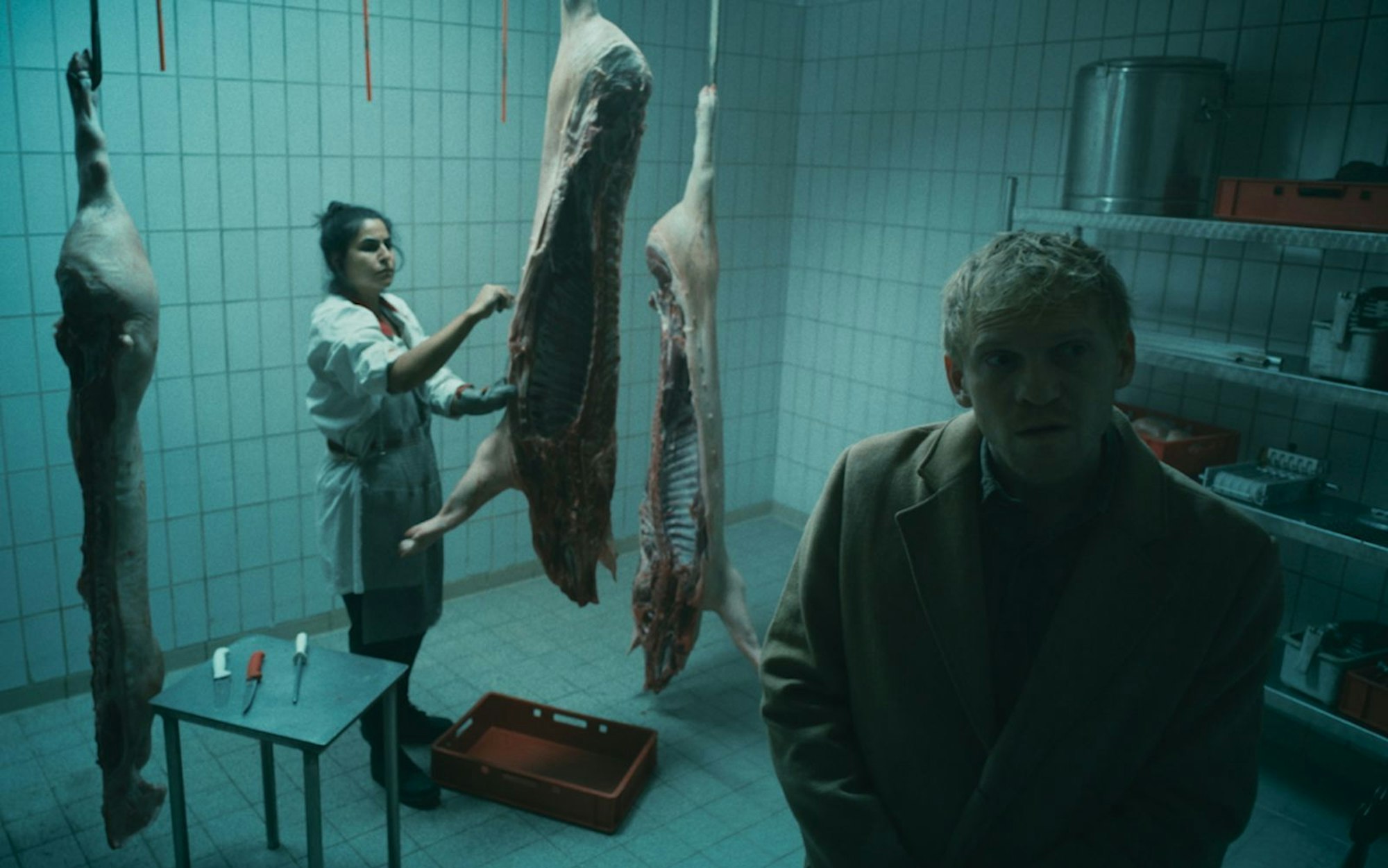 Metzgerin Mia (Homa Faghiri) und Regisseur Roberto (Pit Bukowski) in der Fleischerei: Vielleicht fällt ihnen ja hier eine gute Idee ein, wie man die „Passion Christi“ auf spannende Weise neu inszenieren könnte? (Bild: Camino Filmverleih/Matthias Reisser)