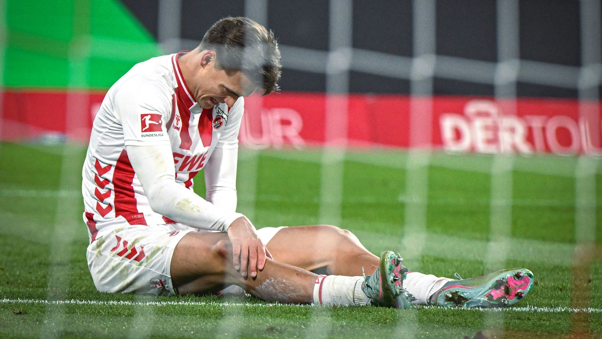 Der verletzte Joel Schmied im Spiel des 1. FC Köln am Boden.