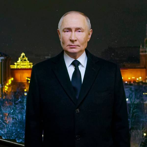 Auf diesem vom Pressedienst des Kreml veröffentlichten Videostandbild spricht der russische Präsident Wladimir Putin während einer Aufzeichnung seiner jährlichen, im Fernsehen übertragenen Neujahrsbotschaft am Silvesterabend im Kreml, hier im Jahr 2024. (Archivbild)