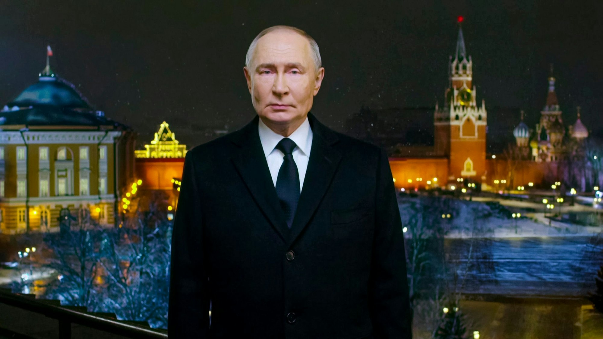 Auf diesem vom Pressedienst des Kreml veröffentlichten Videostandbild spricht der russische Präsident Wladimir Putin während einer Aufzeichnung seiner jährlichen, im Fernsehen übertragenen Neujahrsbotschaft am Silvesterabend im Kreml, hier im Jahr 2024. (Archivbild)