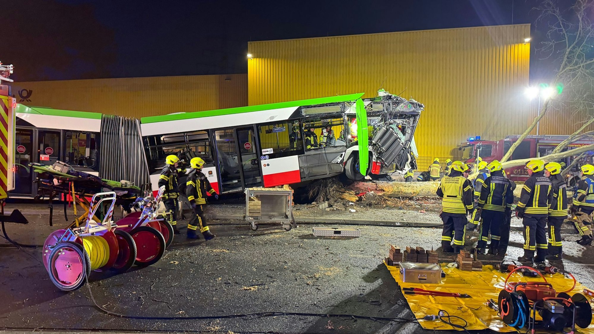 Warum der Linienbus von der Straße abkam, war zunächst unklar.