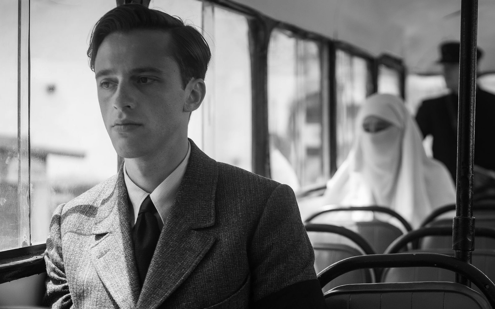 Meursault (Benjamin Voisin) ist „Der Fremde“. Literaturfans kennen die Figur aus dem gleichnamigen Roman von Albert Camus, François Ozon bringt die Geschichte jetzt neu auf die Leinwand. (Bild: Foz/Gaumont/France 2 Cinema/Carole Bethuel/Weltkino)