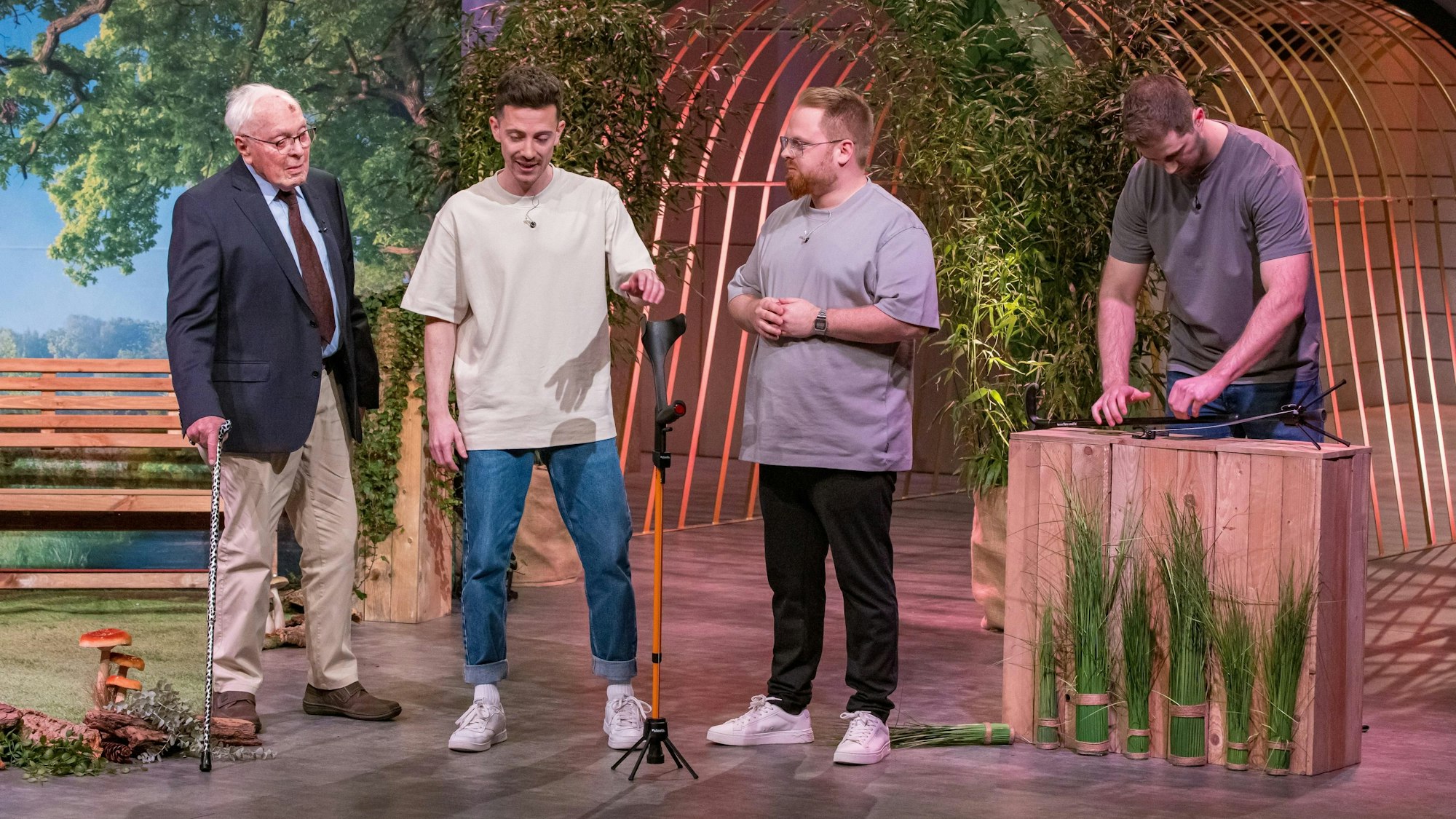 Die Gründer Phil Janßen, Thorben Engel und Philipp Battisti stellen in der Vox-Sendung „Die Höhle der Löwen“ ihre ausklappbare Stütze für Gehhilfen, „Steets“, vor. Frank Thelen investiert. Unterstützt werden sie vom 99-jährigen Großvater.