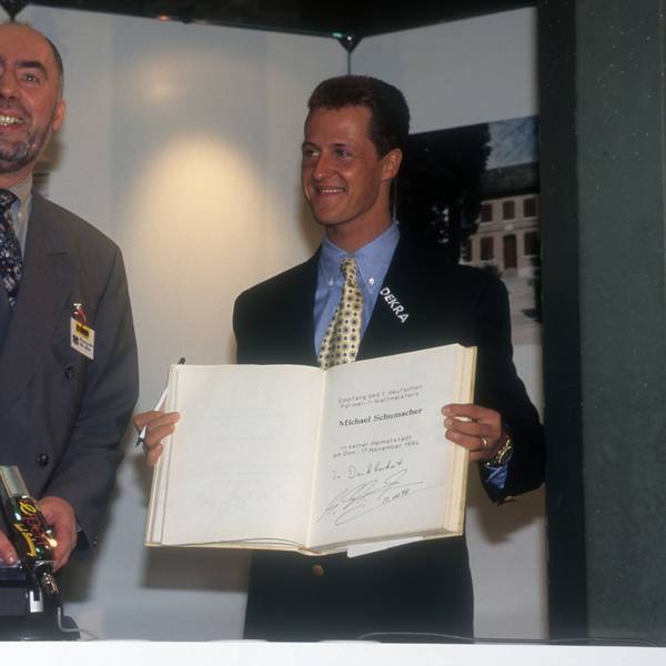 Im Beisein vom damaligen Bürgermeister Peter Müller (l.) trug sich Michael Schumacher ins Goldene Buch der Stadt Kerpen ein.