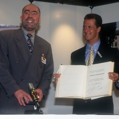 Im Beisein vom damaligen Bürgermeister Peter Müller (l.) trug sich Michael Schumacher ins Goldene Buch der Stadt Kerpen ein.