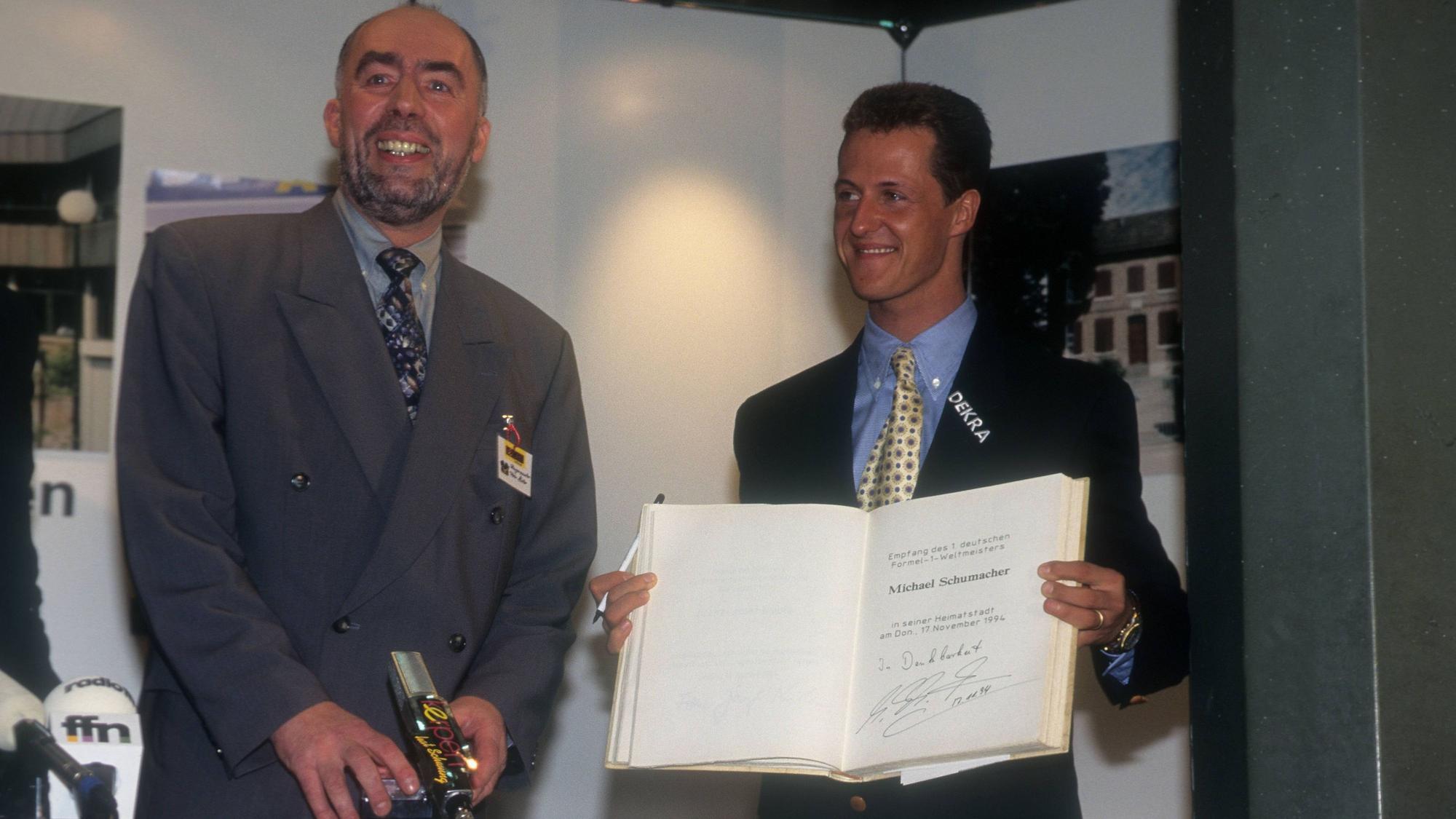 Im Beisein vom damaligen Bürgermeister Peter Müller (l.) trug sich Michael Schumacher ins Goldene Buch der Stadt Kerpen ein.