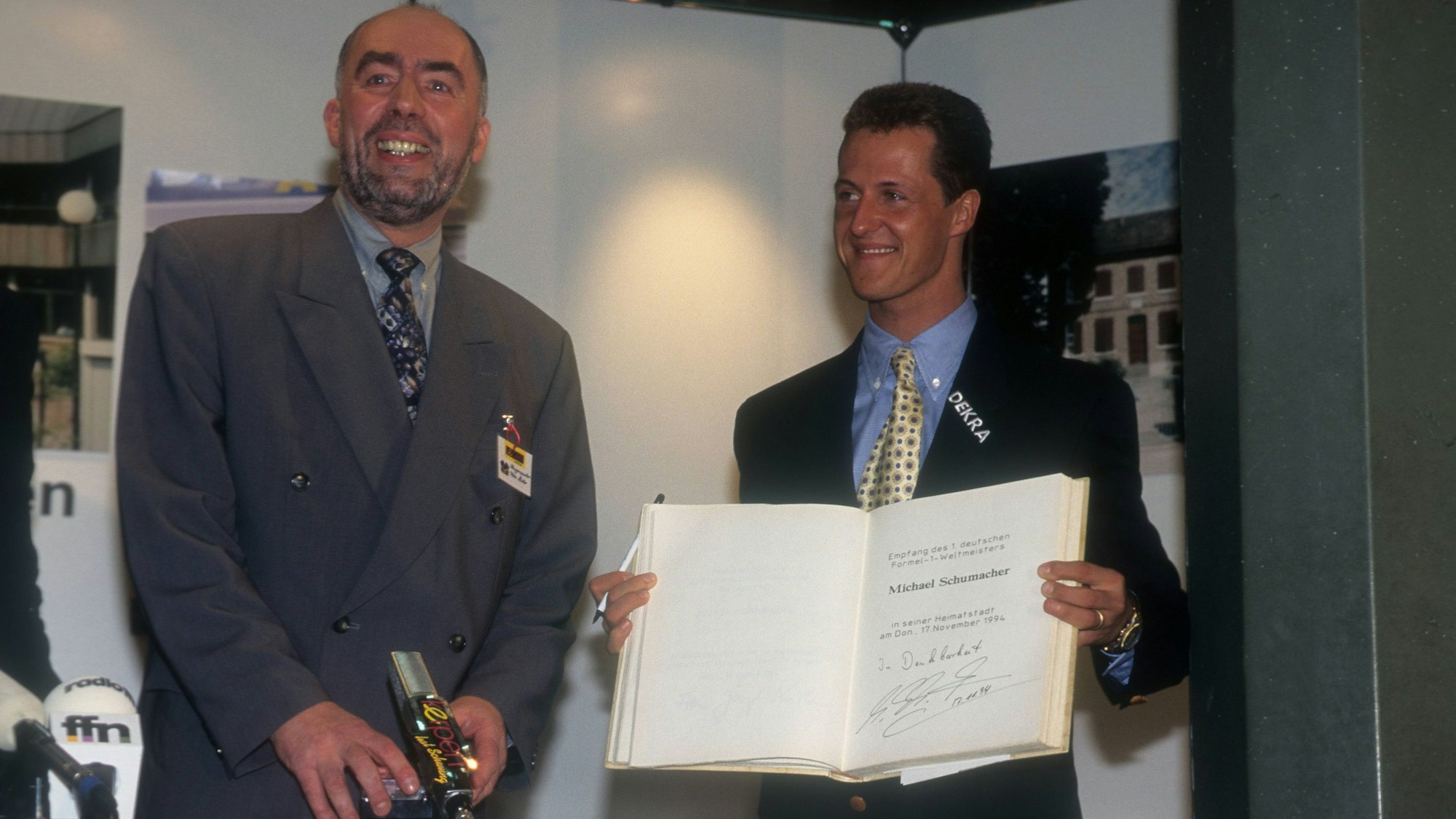 Im Beisein vom damaligen Bürgermeister Peter Müller (l.) trug sich Michael Schumacher ins Goldene Buch der Stadt Kerpen ein.