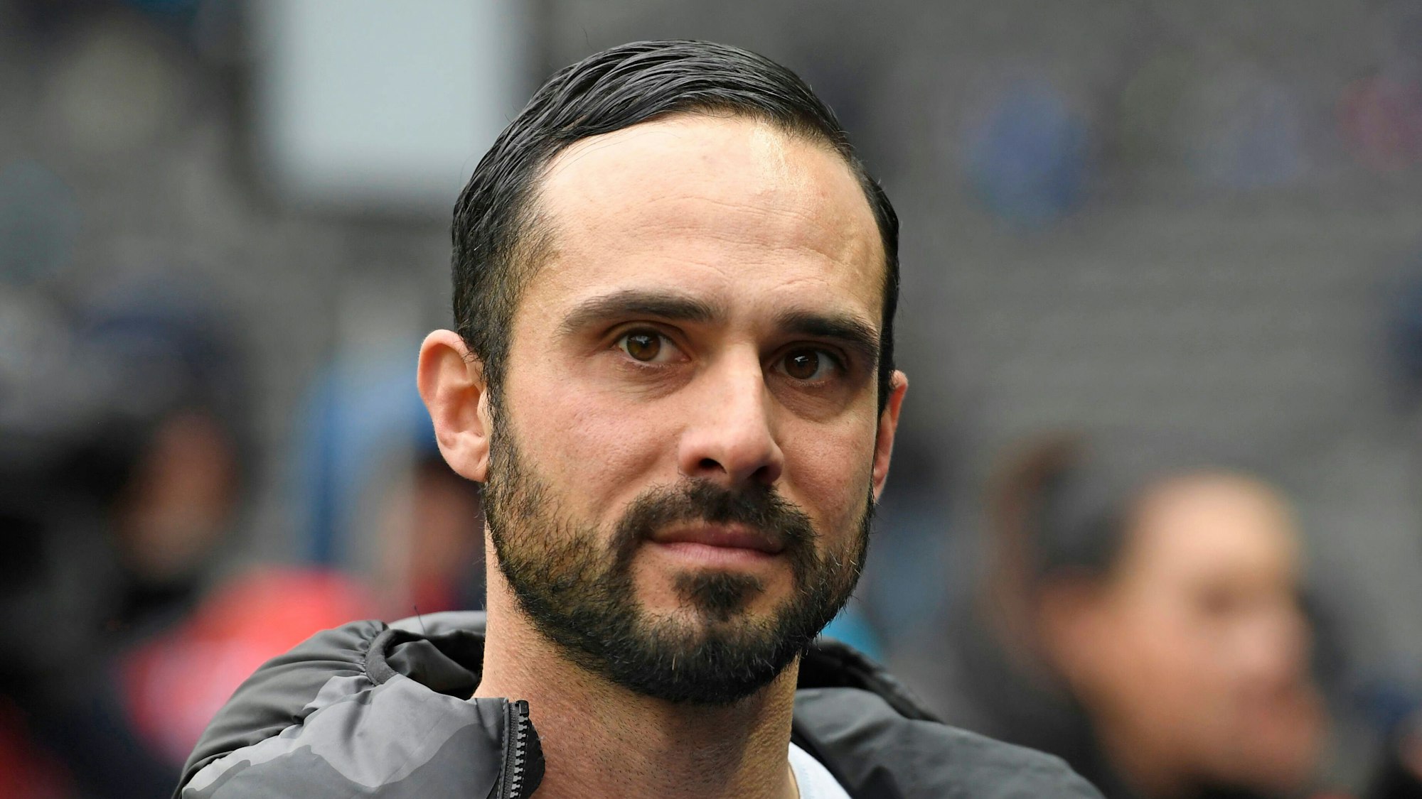 Alexander Nouri vor einem Bundesliga-Spiel am Spielfeldrand.