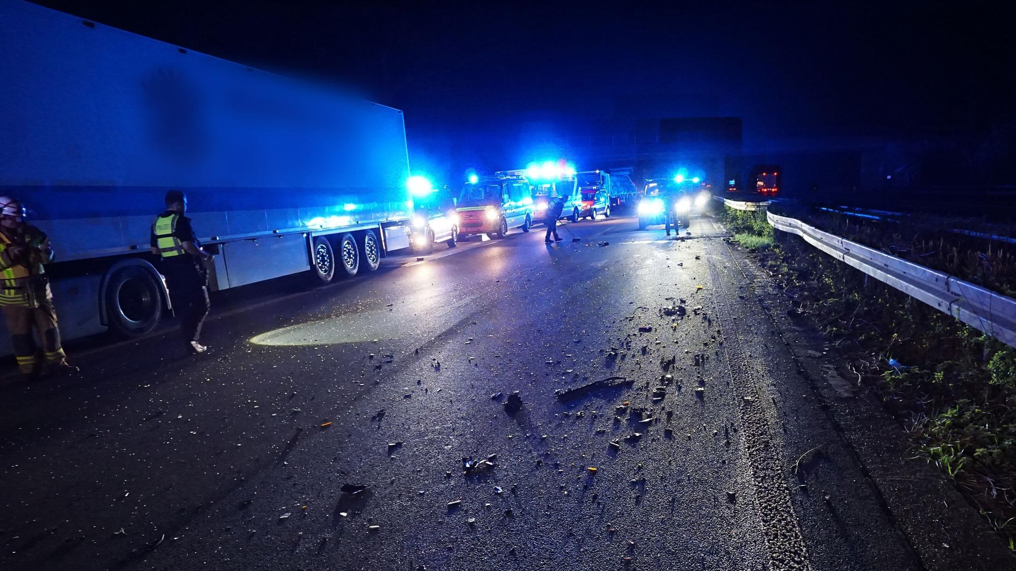 Polizei und Rettungskräfte bei einem Einsatz auf einer Autobahn. (Symbolfoto)
