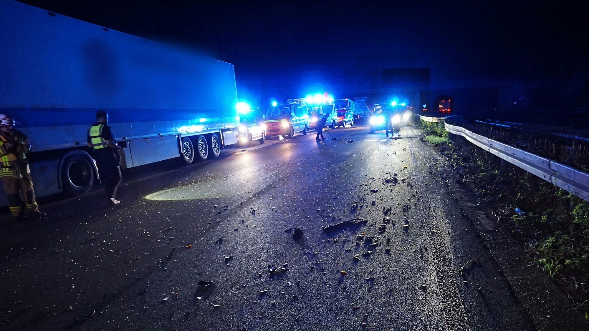 Polizei und Rettungskräfte bei einem Einsatz auf einer Autobahn. (Symbolfoto)