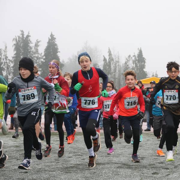 Kinder starten bei einem Crosslauf.