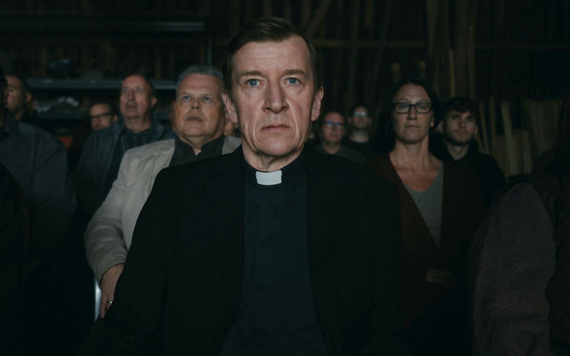 Pater Oskar Iversen (Jens Albinus) soll die Pfarrei von Winteringen vor der Auflösung retten - notfalls auch mit Blasphemie? (Bild: Camino Filmverleih/Matthias Reisser)