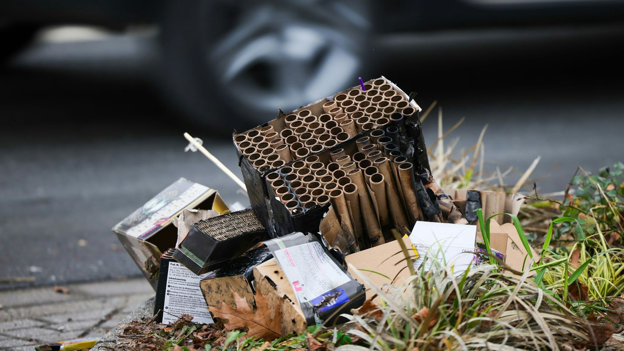 Die Feinstaubbelastung ist in der Silvesternacht in vielen Städten von Nordrhein-Westfalen erneut extrem angestiegen.