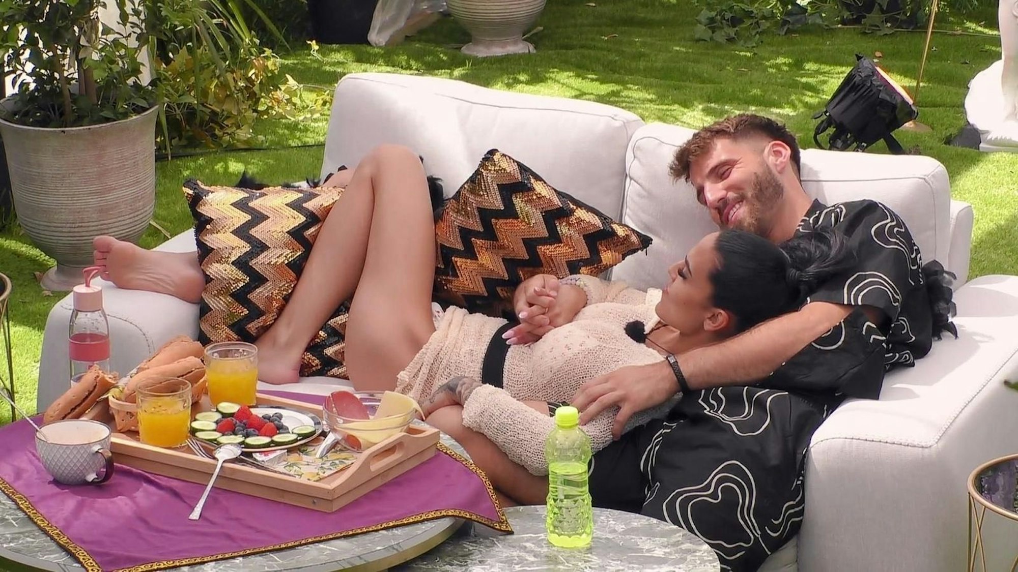 Elena fühlt sich wohl bei Patrick alias „Papa“ (Bild: RTL)