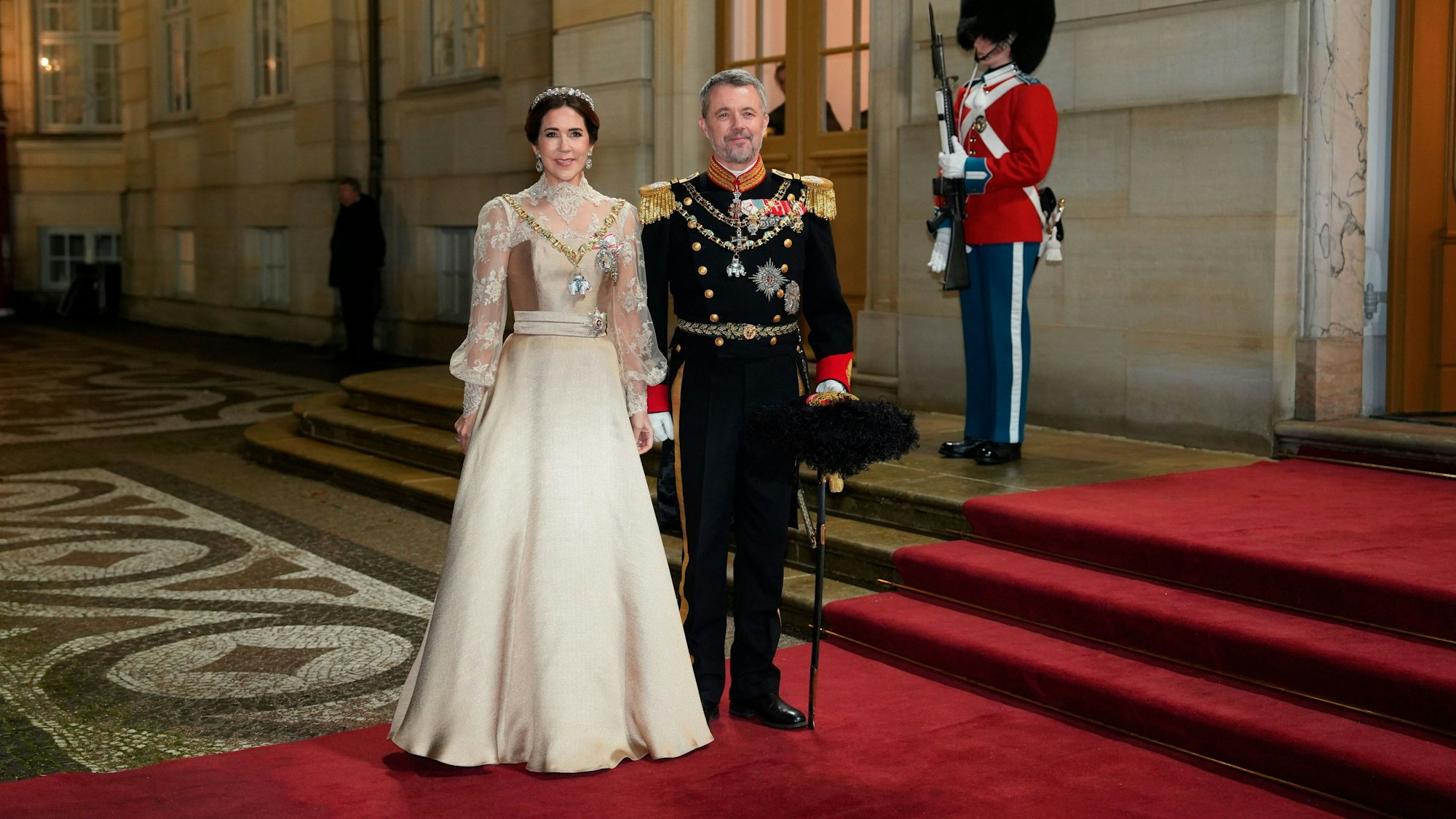 Dänemarks Königin Mary und König Frederik X. posieren für die Medien vor einem Neujahrsempfang und -bankett im Palast von Christian VII., Schloss Amalienborg.
