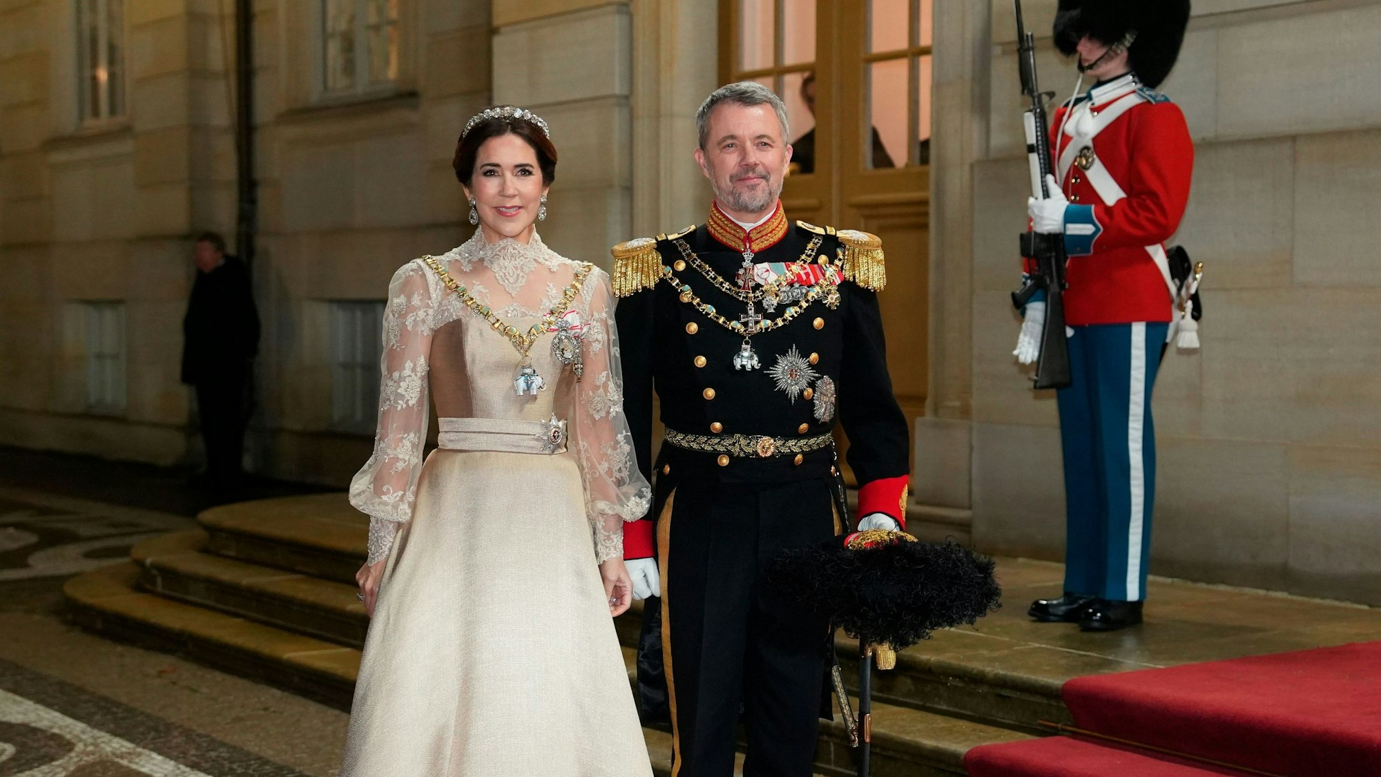 Dänemarks Königin Mary und König Frederik X. posieren für die Medien vor einem Neujahrsempfang und -bankett im Palast von Christian VII., Schloss Amalienborg.