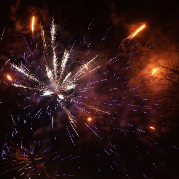 Ein Silvesterfeuerwerk am Himmel.