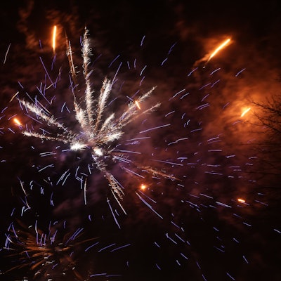 Ein Silvesterfeuerwerk am Himmel.