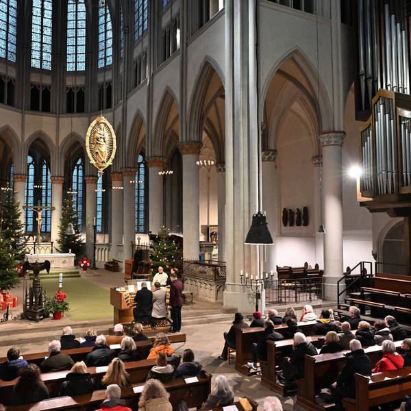 Der Altenberger Dom von innen mit zahlreichen Gästen auf den Bänken und zwei Organisten, festlich geschmückt.