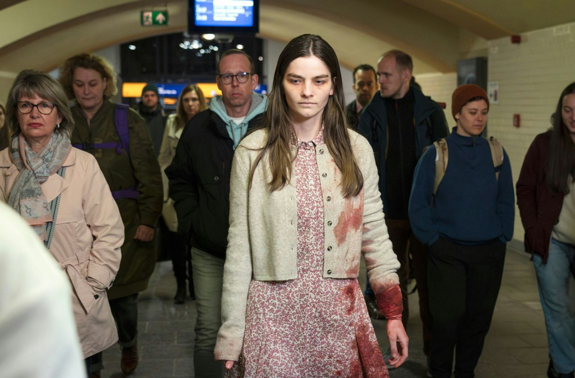 Amanda (Emilie Neumeister) wird blutverschmiert am Bahnhof aufgegriffen, nachdem sie Passanten bedroht hat. (Bild: MDR/MadeFor/Steffen Junghan)