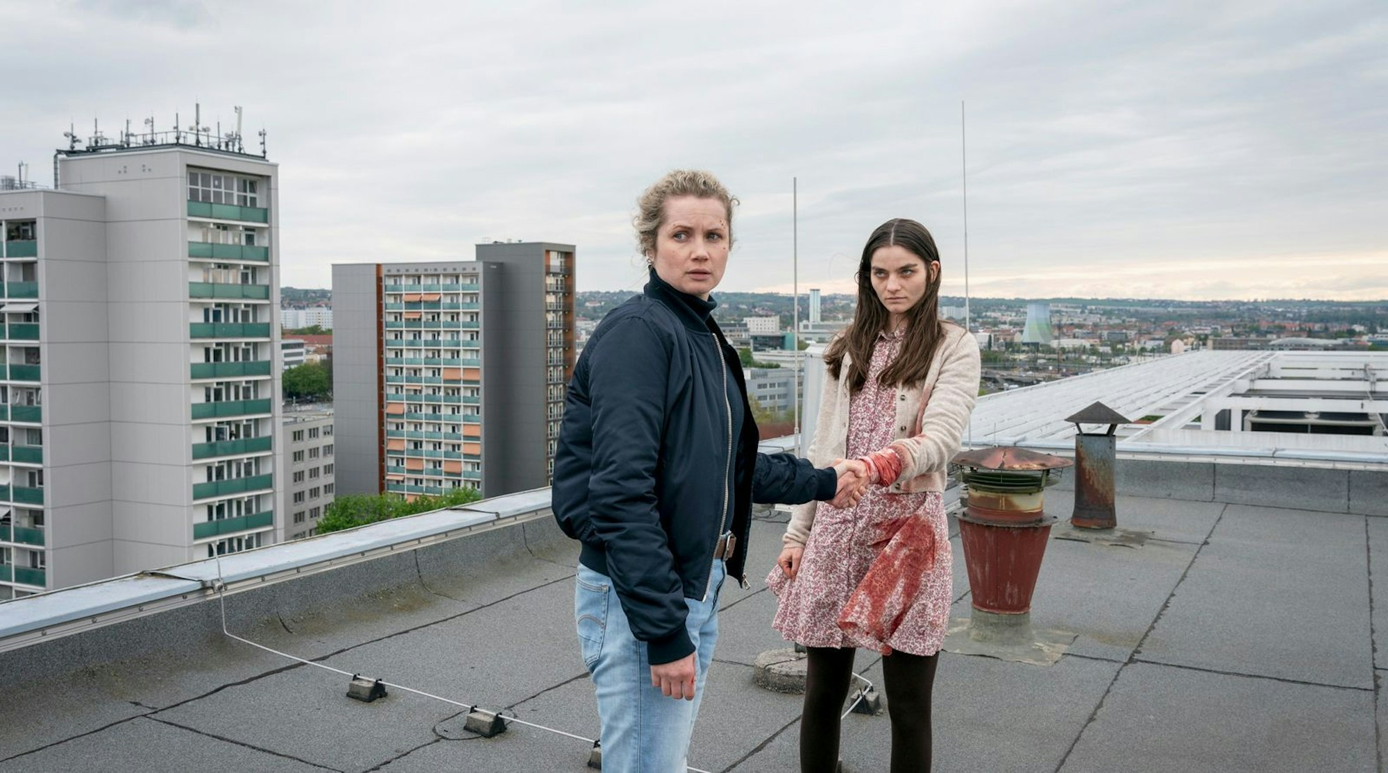 Leonie Winkler (Cornelia Gröschel, links) und Amanda (Emilie Neumeister) verbindet ein merkwürdiger Verhältnis-Mix aus Vertrauen und Misstrauen.
(Bild: MDR/MadeFor/Steffen Junghan)