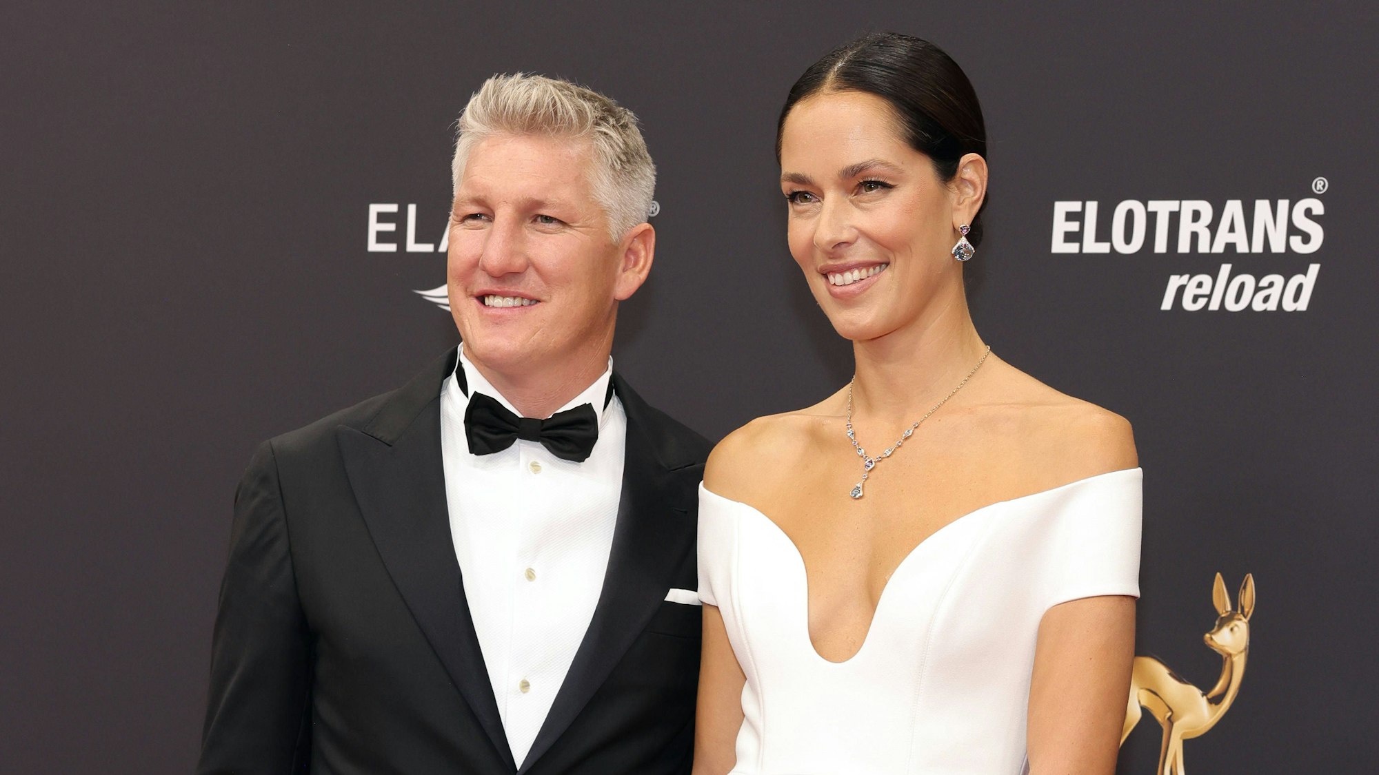 BAMBI-Verleihung 2023 in München Bastian Schweinsteiger mit Ehefrau Ana Ivanovic auf dem roten Teppich.