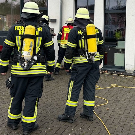 Symbolbild eines Feuerwehrautos der Feuerwehr Rösrath im Einsatz.