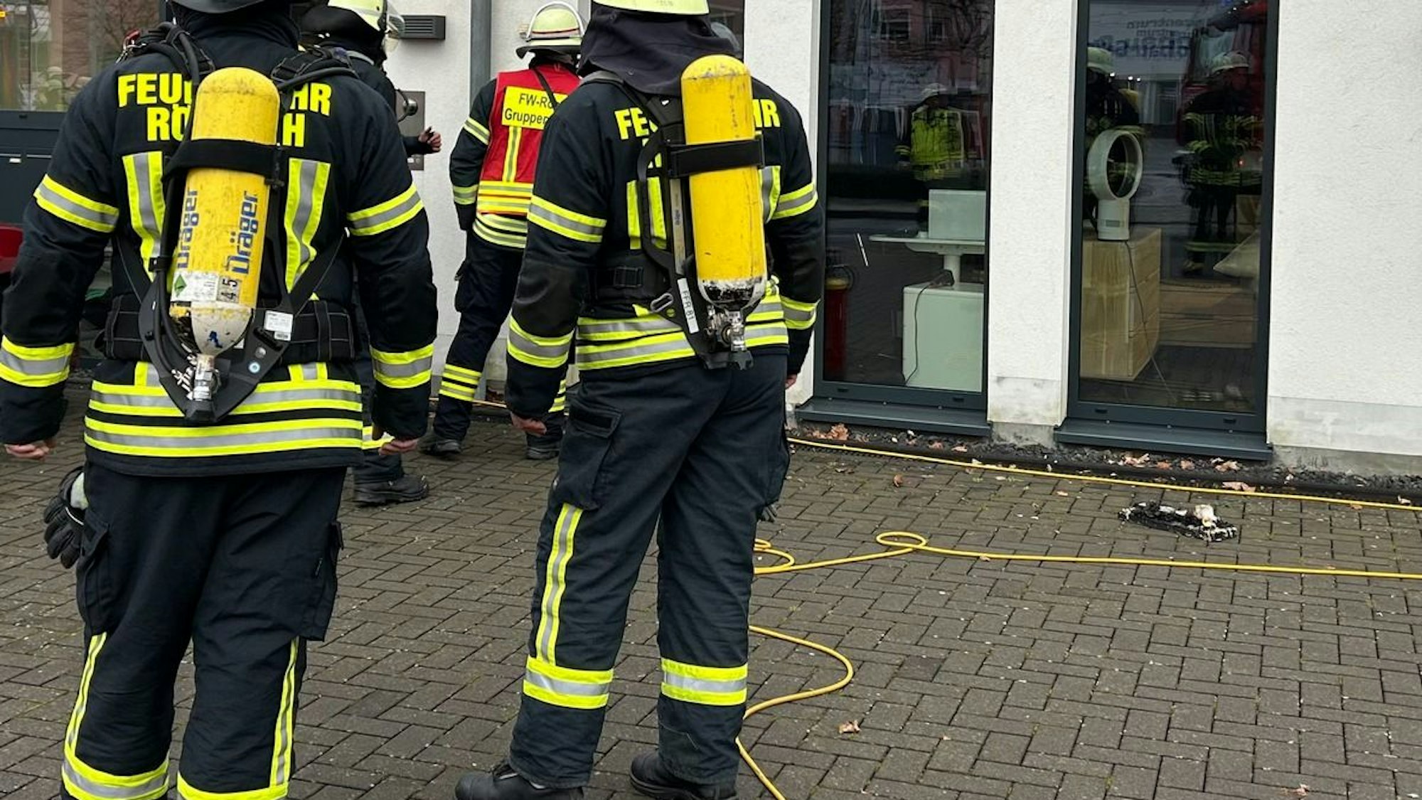 Symbolbild eines Feuerwehrautos der Feuerwehr Rösrath im Einsatz.