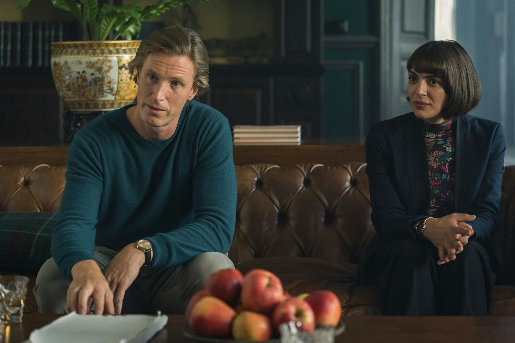 „In ewiger Freundschaft - Ein Taunuskrimi“ spielt in der Buchbranche. Der Winterscheid-Verlagsleiter Carl Winterscheid (Golo Euler) und seine Lektorin Julia Bremora (Deniz Orta) beginnen irgendwann eigene Ermittlungen. (Bild: ZDF/Andrej Vasilenko)