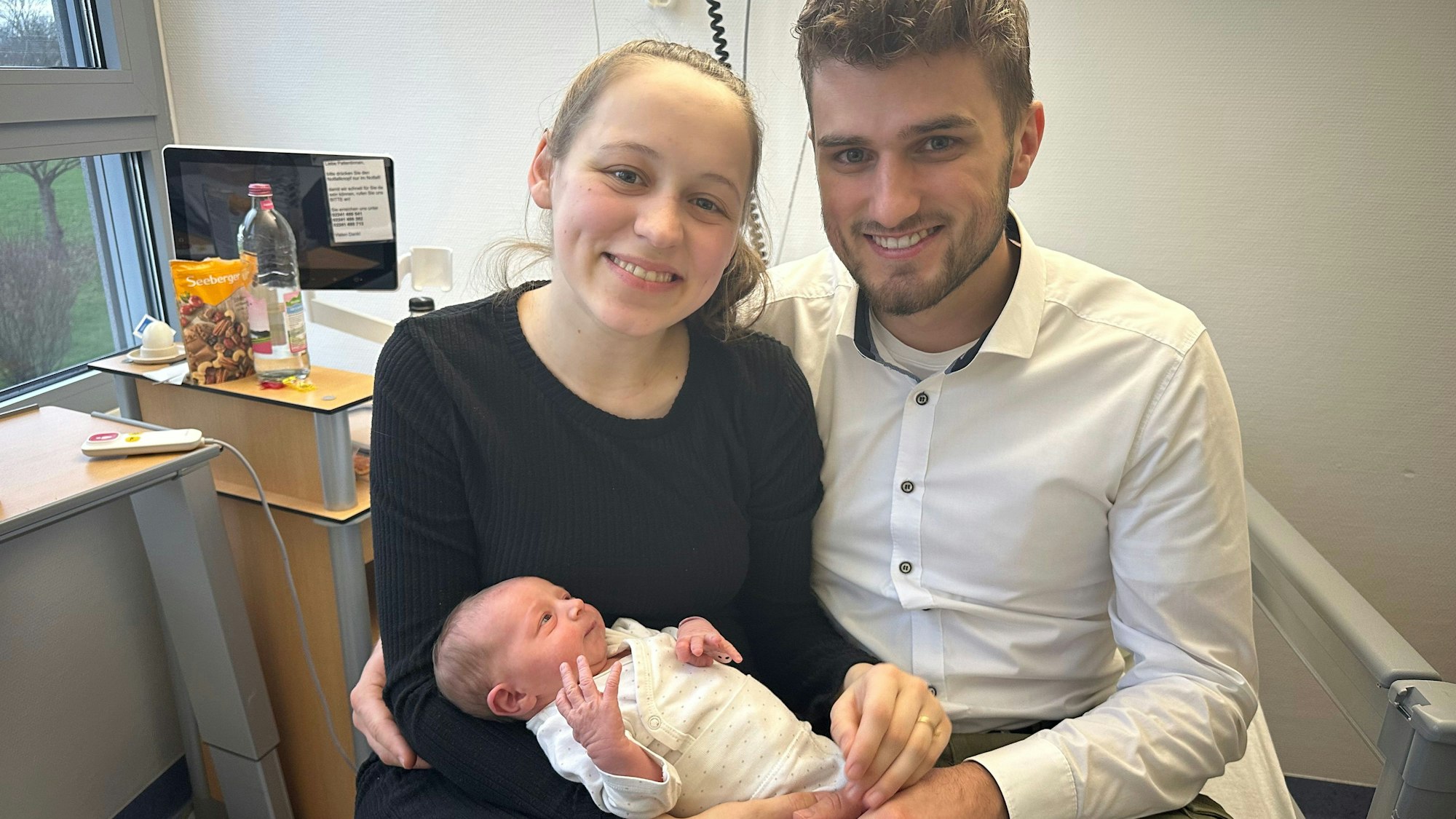 Am 1.1.2026 kam die kleine Sofia um 3:23 Uhr in Sank Johannes Krankenhaus in Troisdorf-Sieglar zur Welt. Hier mit den stolzen Eltern Luise und Lukas Engbrecht.