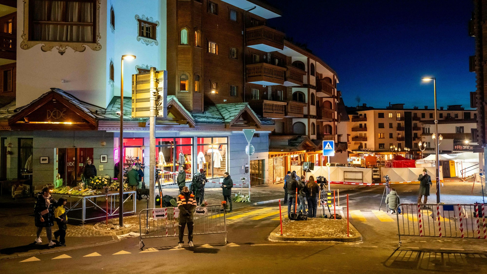 Im Skiort Crans-Montana kommt es in der Silvesternacht zu einem verheerenden Feuer in einer Bar.