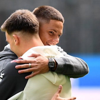 Umarmung zwischen Said El Mala und Bence Dardai.