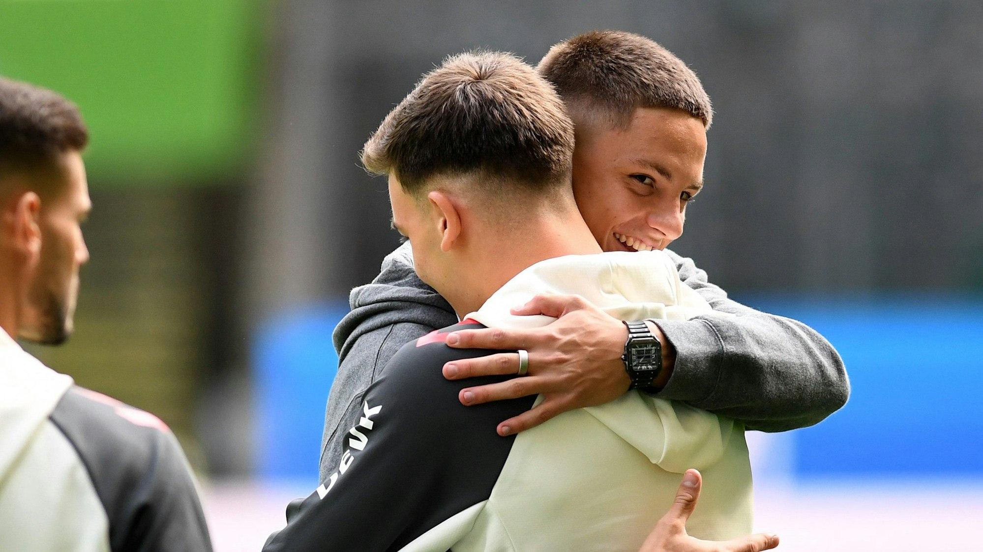 Umarmung zwischen Said El Mala und Bence Dardai.