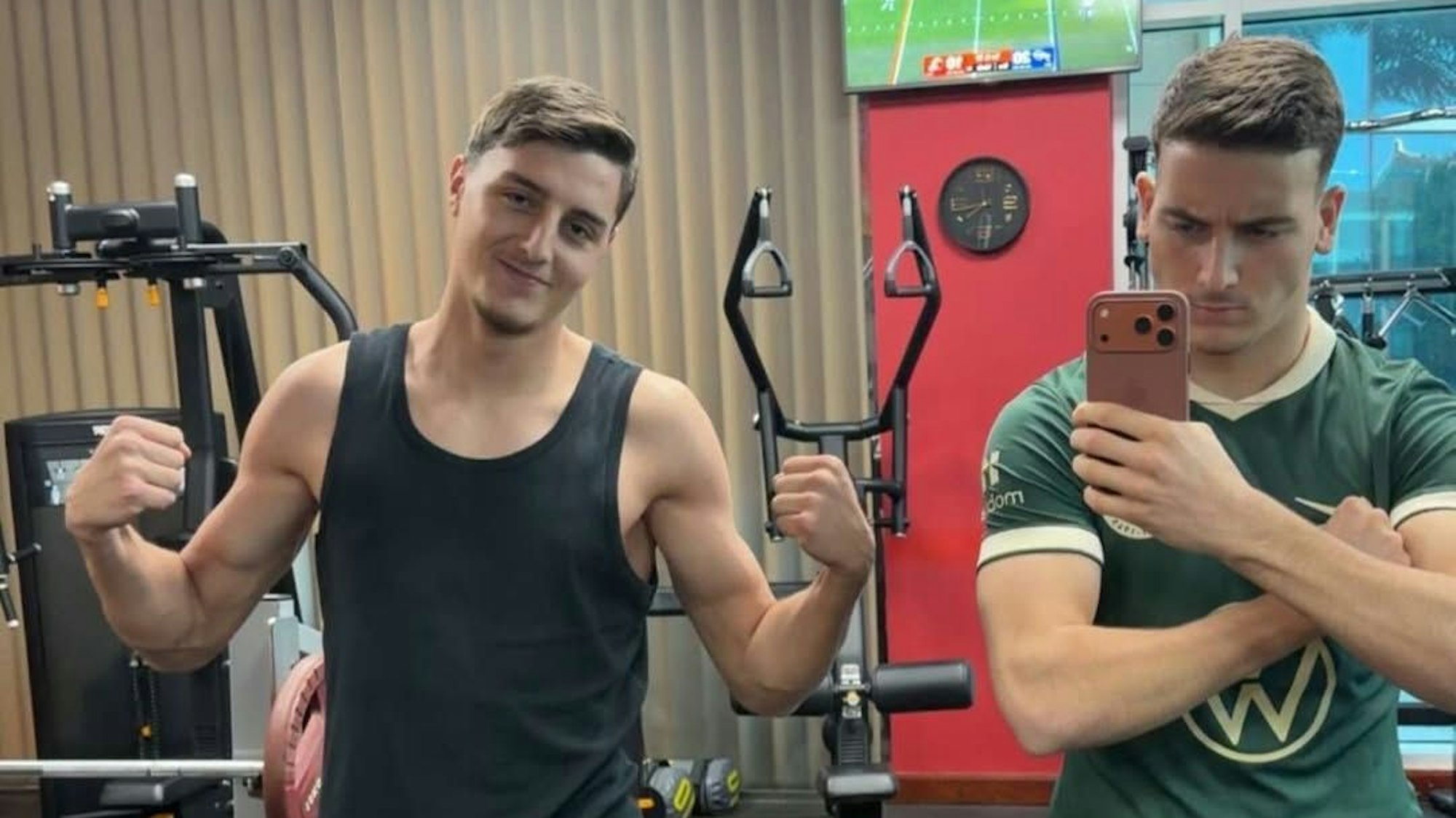 Die Brüder Said und Malek El Mala posieren gemeinsam im Fitnessstudio.