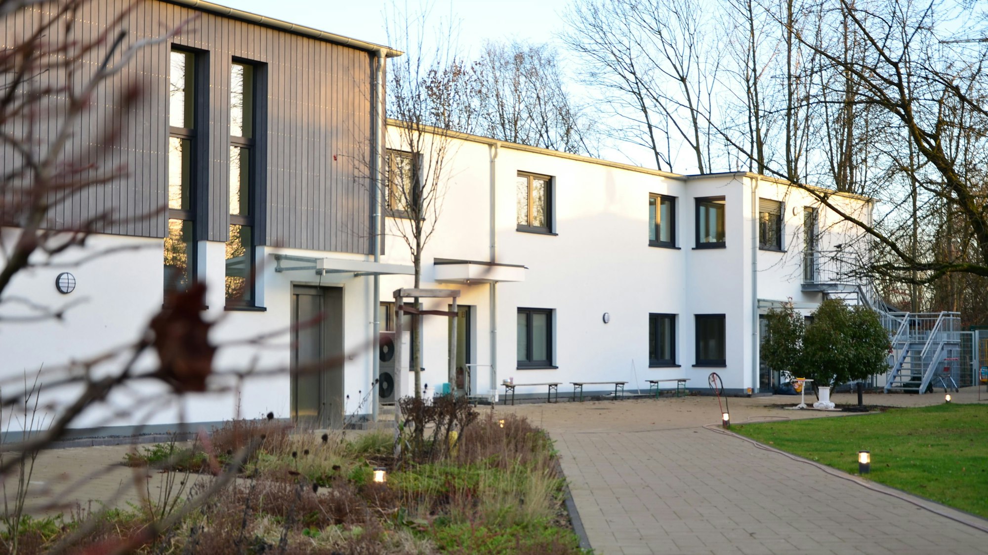 Auf dem Bild ist das moderne Gebäude des neuen Hundehauses zu sehen.