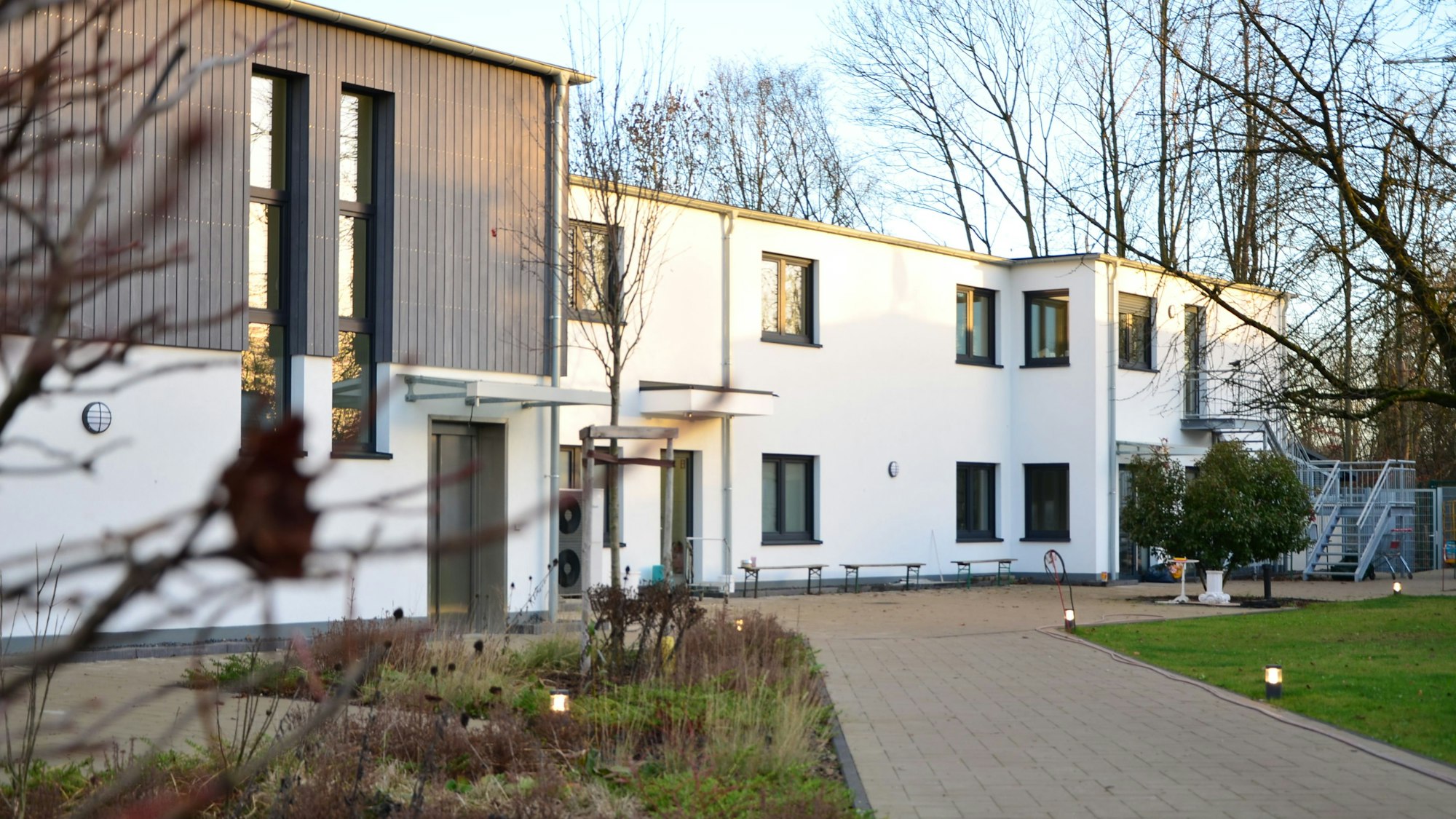 Auf dem Bild ist das moderne Gebäude des neuen Hundehauses zu sehen.