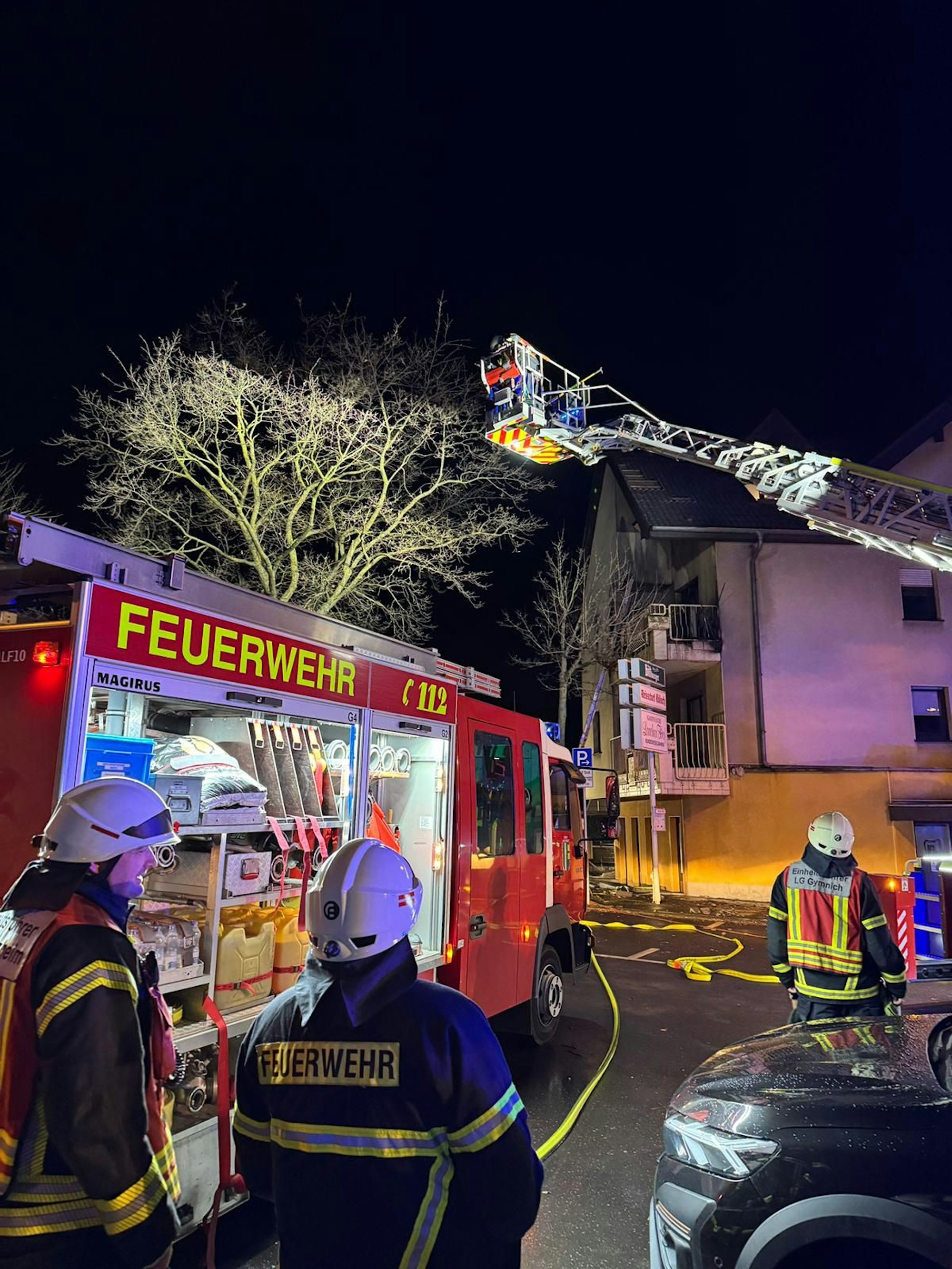 Auf einem Balkon eines Mehrfamilienhauses war ein Feuer ausgebrochen.