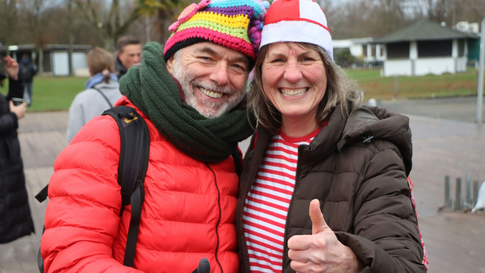 Auf dem Bild ist eine Ehepaar mit bunten Mützen zu sehen.