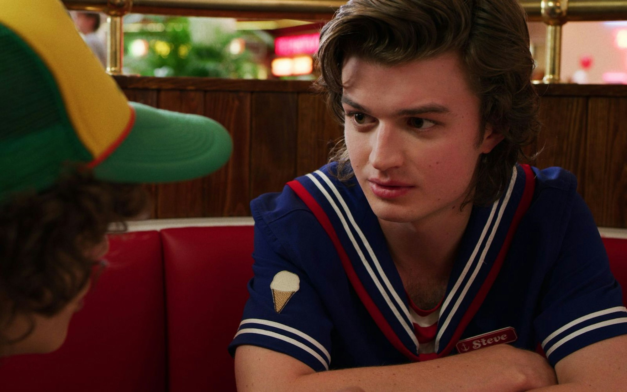 Joe Keery wird demnächst an der Seite von Liam Neeson in der Horror-Komödie „Cold Storage“ zu sehen sein. (Bild: Netflix)