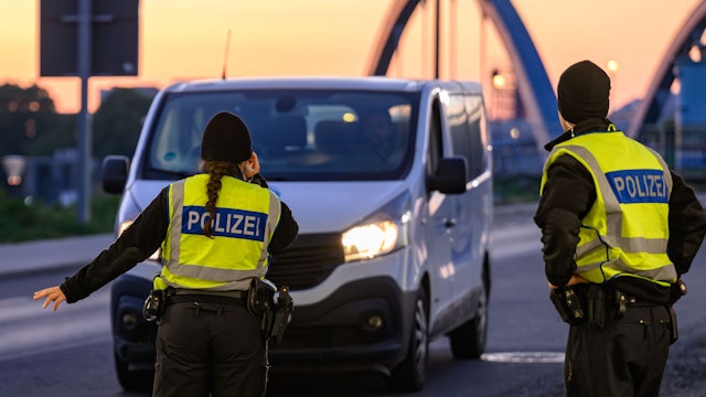 Die verschärften Grenzkontrollen zeigen Wirkung. So konnten auch Schleuser festgenommen werden.
