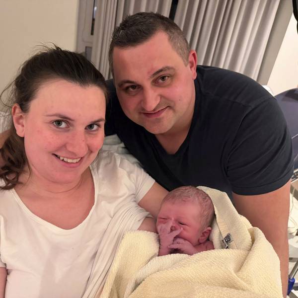 Das Neujahrsbaby 2026: Lena und Florian Hugo freuen sich über Theo.
